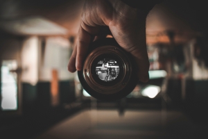 Objetivo de cámara a través del cual
se puede ver una foto en detalle