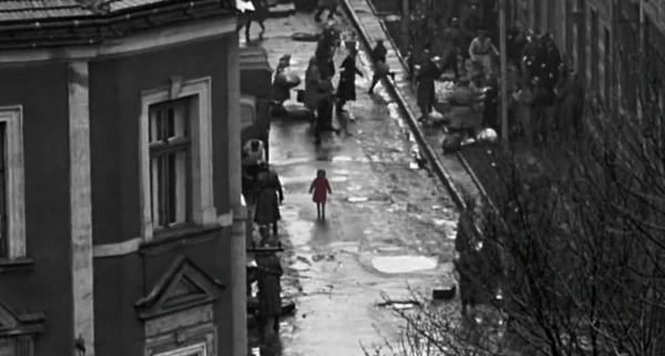 La niña de rojo en La lista de Schindler